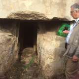 Eugenio Lombardi, dell'Ecomuseo Urbano del Nord Barese davanti all'ingresso di una casamatta 